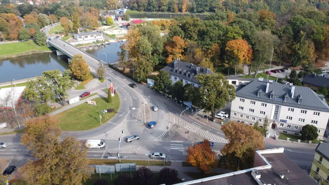 Rondo przy stacji paliw w Koźlu i nowa droga przez Wyspę. Prace mają ruszyć na początku 2027 roku Rondo przy stacji paliw w Koźlu i nowa droga przez Wyspę. Prace mają ruszyć na początku 2027 roku