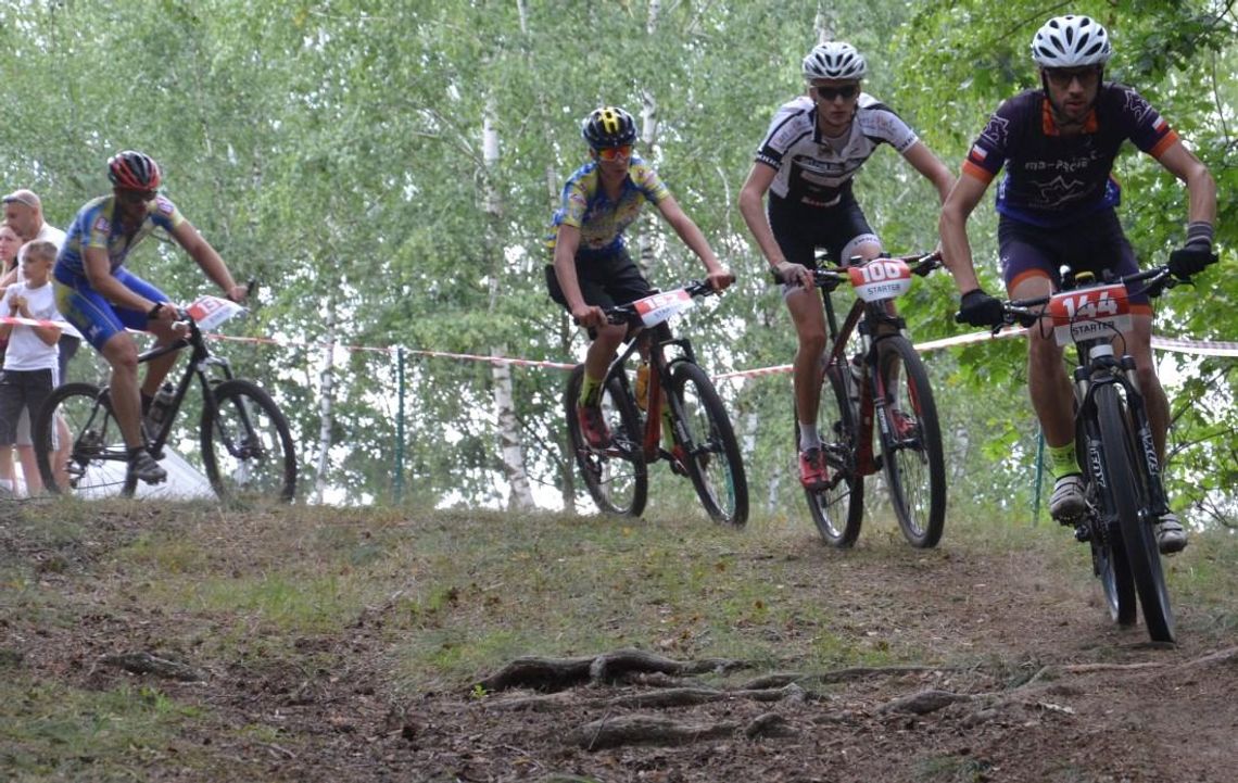 Rowerzyści z Polski i Czech ścigali się na Żabieńcu. I Cross-Country Koziołka. ZDJĘCIA