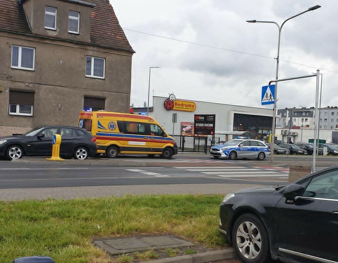 Nie ustąpił pierwszeństwa i wjechał pod samochód. Rowerzysta trafił do szpitala