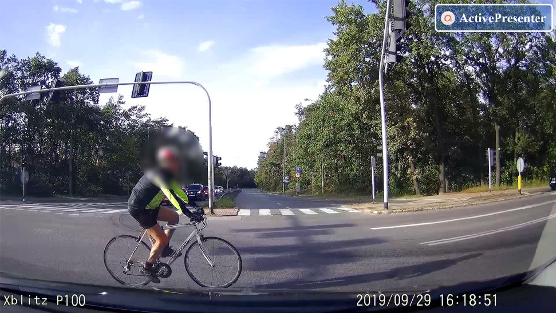 Rowerzysta wyjechał prosto przed maskę. Bardzo groźna sytuacja na skrzyżowaniu. WIDEO