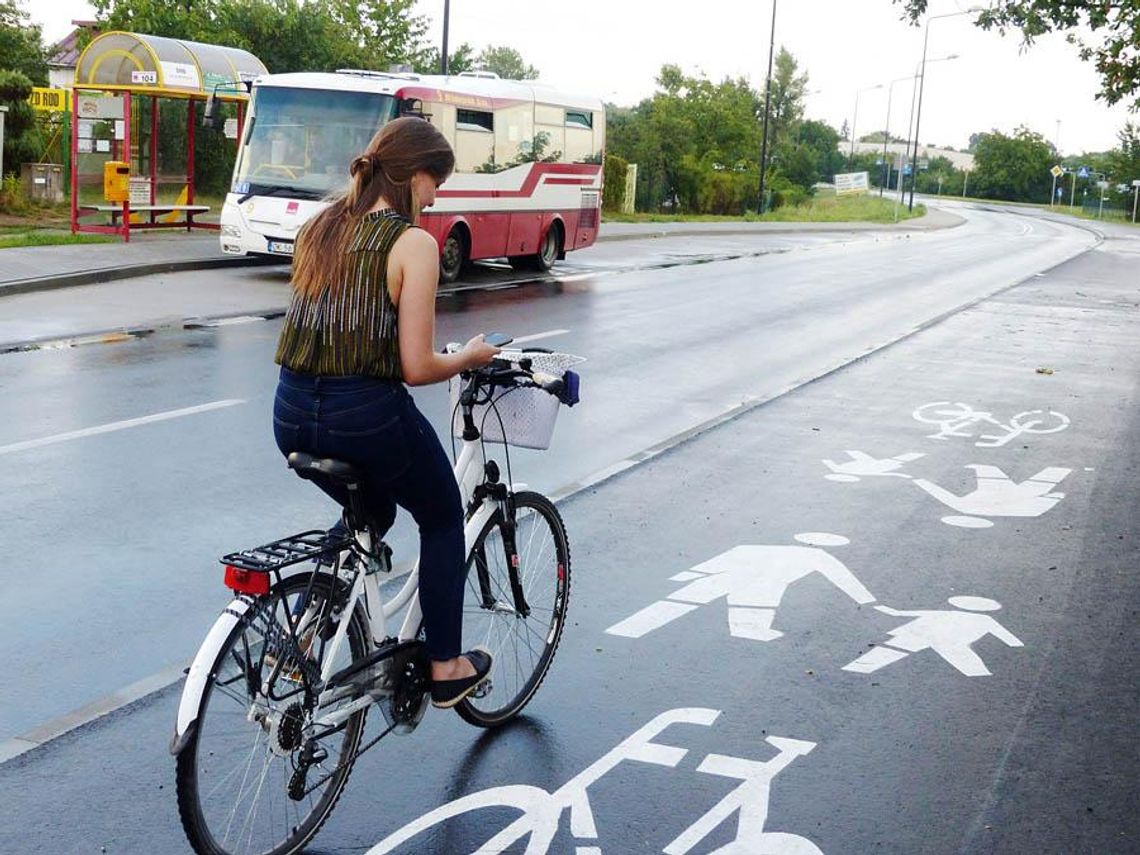 Rowerzystów obowiązują wszystkie przepisy. Odbierasz telefon, licz się z mandatem