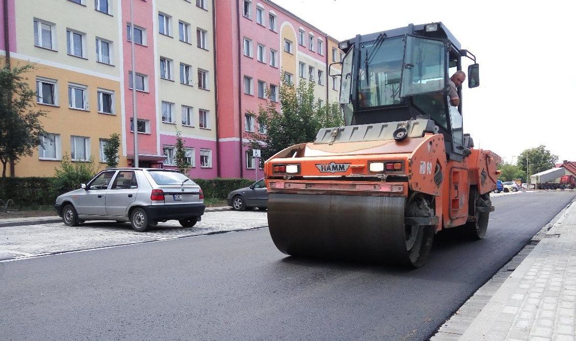 Równa nawierzchnia, nowy parking i latarnie. Tak wygląda ulica Niemcewicza po remoncie. ZDJĘCIA