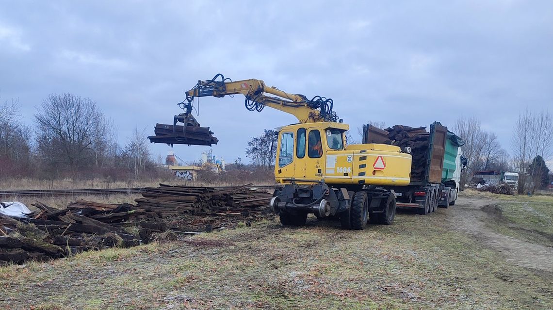 Rozbiórka bocznicy kolejowej w Koźlu. Tory od 1997 roku były wyłączone z użytkowania. ZDJĘCIA