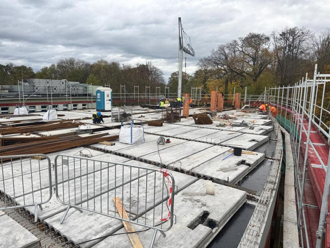 Rozbudowa kozielskiego szpitala idzie pełną parą. Nowe piętro rośnie w oczach [ZDJĘCIA]