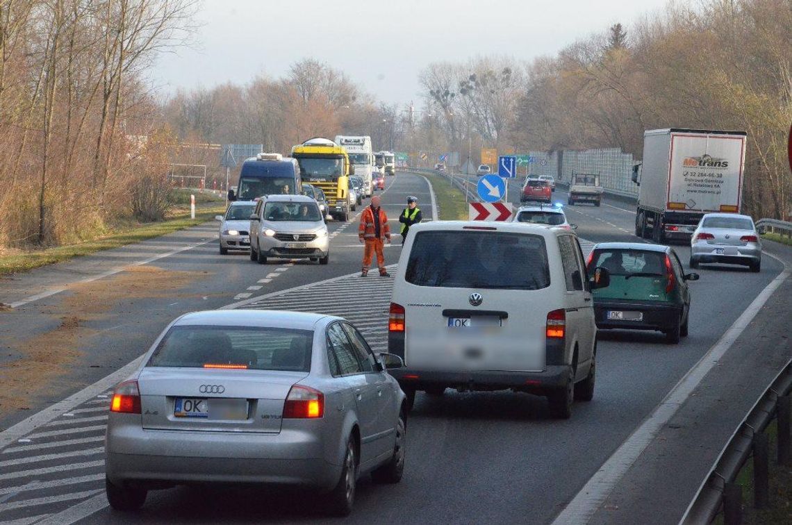 Rozlany olej pod wiaduktem spowodował duże utrudnienia w ruchu na obwodnicy