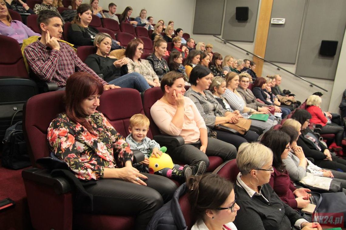 Rozmawiają o partnerstwie w rodzicielstwie zastępczym. Trwa III Ogólnopolska Konferencja Naukowa