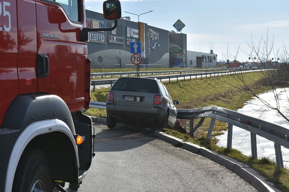 Rozpędzony passat „przeleciał” przez rondo Pileckiego. Na miejscu policja i straż