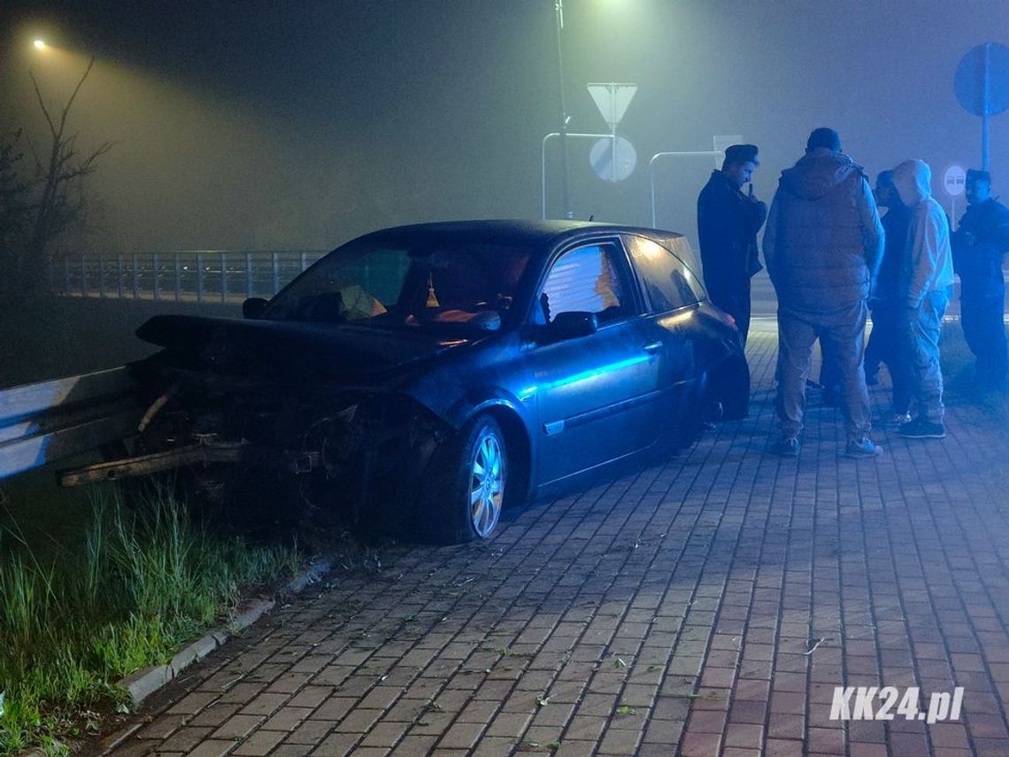 Rozpędzony renault „przeleciał” przez rondo Milenijne. Samochodem podróżowało dwóch pijanych