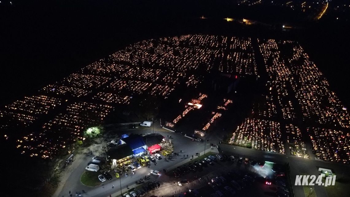 Rozświetlony cmentarz z lotu ptaka. Tysiące zniczy zapłonęło w Dniu Wszystkich Świętych
