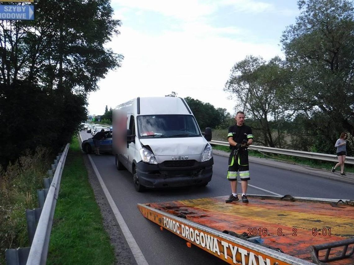 Ruch wahadłowy po kolizji na ulicy Wyspiańskiego. Dostawczak wjechał w osobówkę