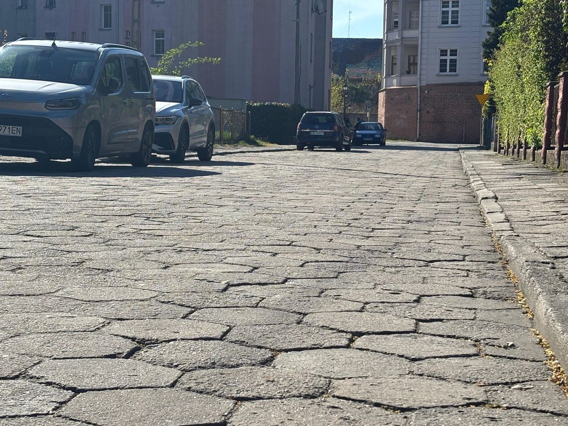 Ruszają prace na ulicy Zamkowej. Kolejna droga na Starym Mieście doczeka się remontu. ZDJĘCIA