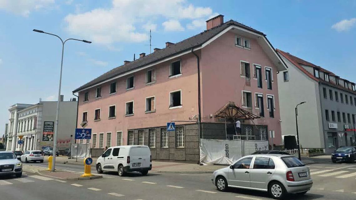 Ruszył remont dawnego banku przy al. Jana Pawła II. Nieoficjalnie: będą tam mieszkania