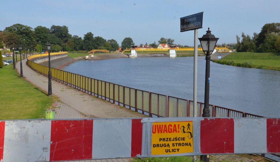 Ruszył remont kozielskiej promenady. Znikną uciążliwe dla spacerowiczów wybrzuszenia. ZDJĘCIA