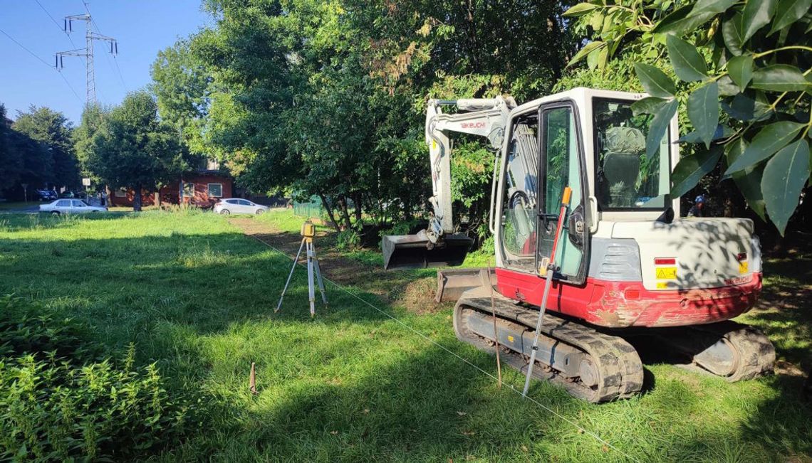 Ruszyła budowa wybiegu dla psów w Koźlu. Czworonogi zyskają dużą przestrzeń do zabawy