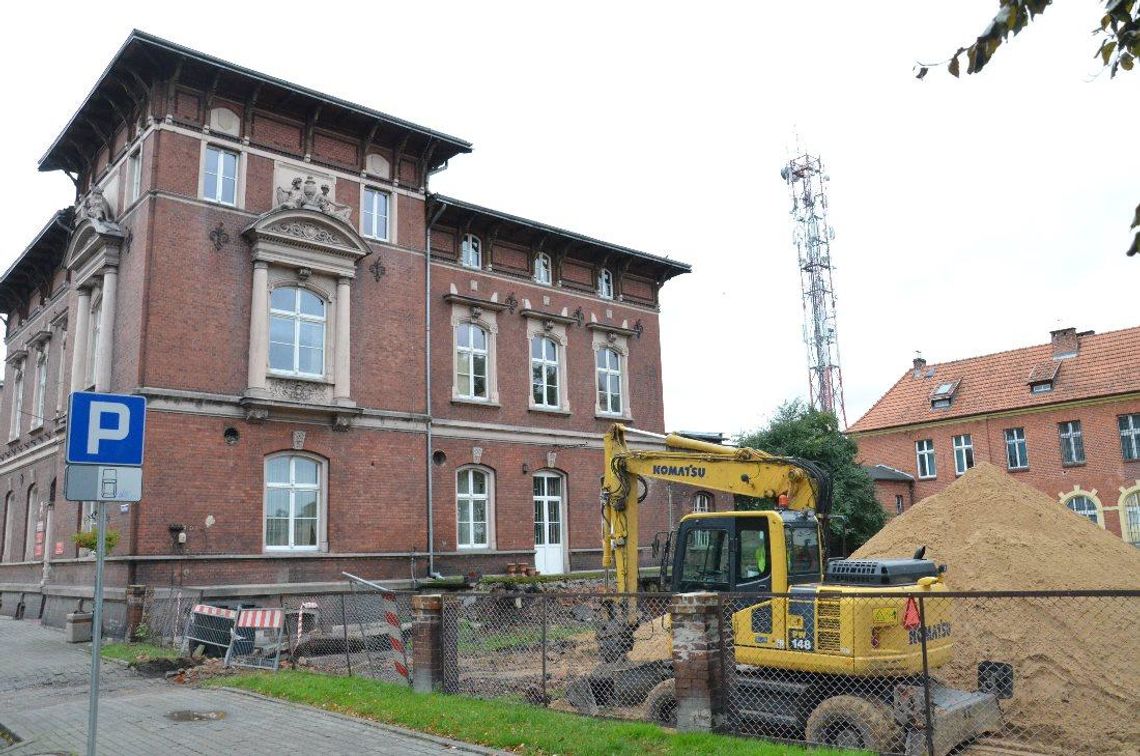 Ruszyły prace budowlane przy Urzędzie Stanu Cywilnego. Nowy ogród jeszcze w tym roku