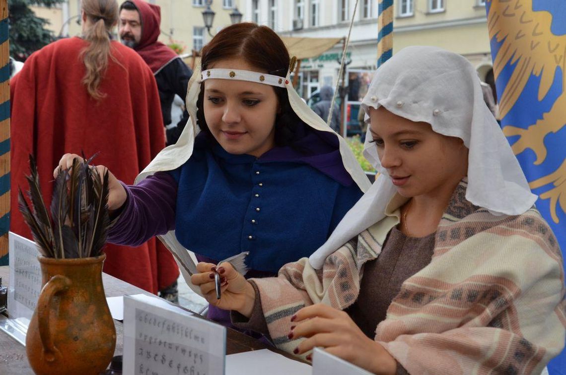 Rycerze i przedstawiciele dawnych zawodów na kozielskim rynku. Trwa jarmark średniowieczny. ZDJĘCIA