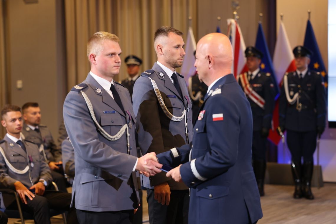 Ryzykując własne życie uratowali cztery osoby przed zaczadzeniem. Policjanci z Kędzierzyna-Koźla odznaczeni medalami im. Andrzeja Struja