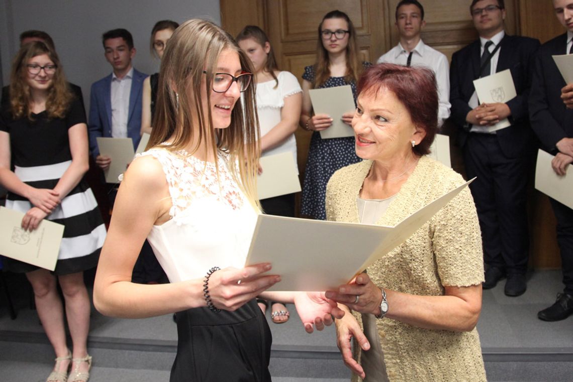 Są młodzi, zdolni, przed nimi wspaniała przyszłość. Wręczono "Asy powiatu". ZDJĘCIA