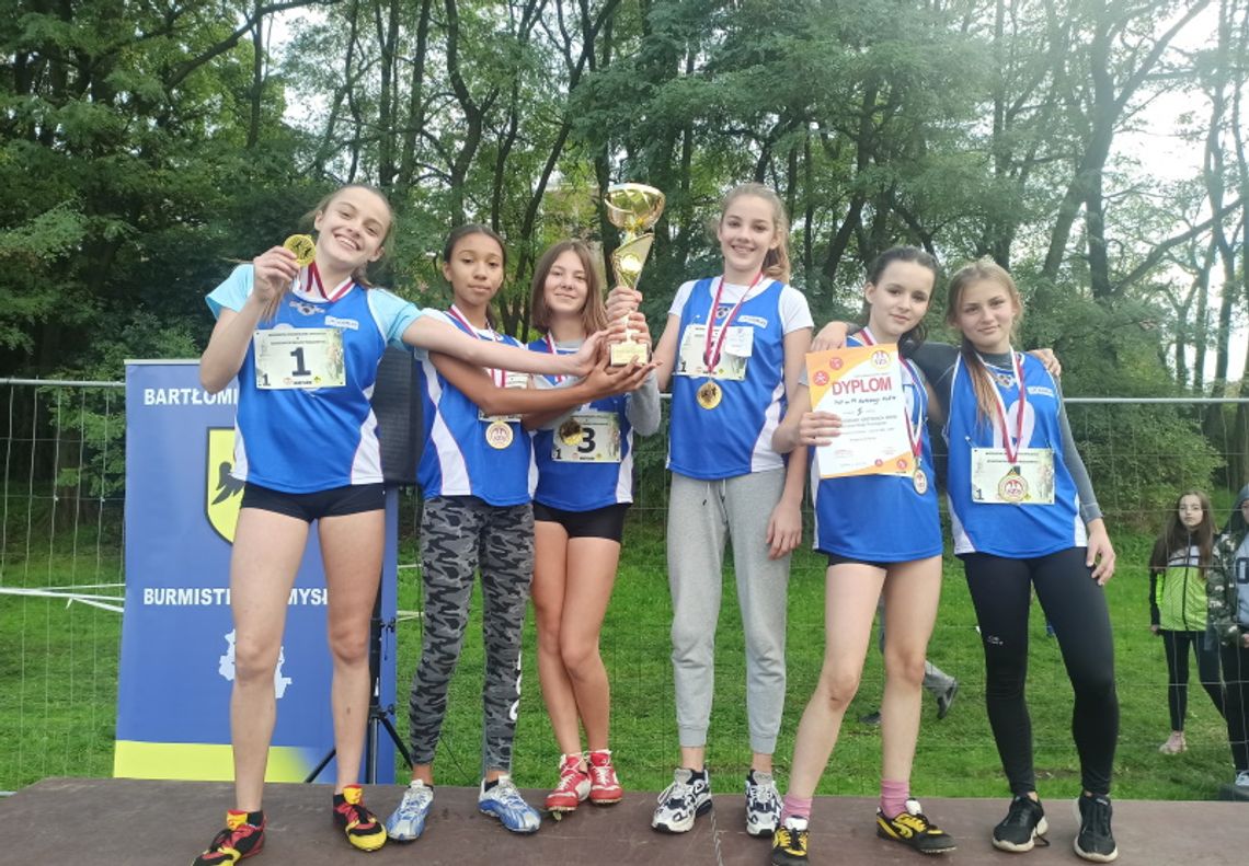 Są najlepsze w województwie. Dziewczyny z PSP 19 wygrały Mistrzostwa Województwa w Sztafetowych Biegach Przełajowych