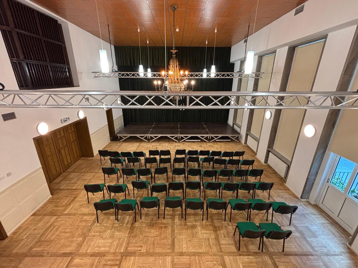 Sala żyrandolowa w kozielskim domu kultury już po remoncie. Tak się teraz prezentuje. ZDJĘCIA