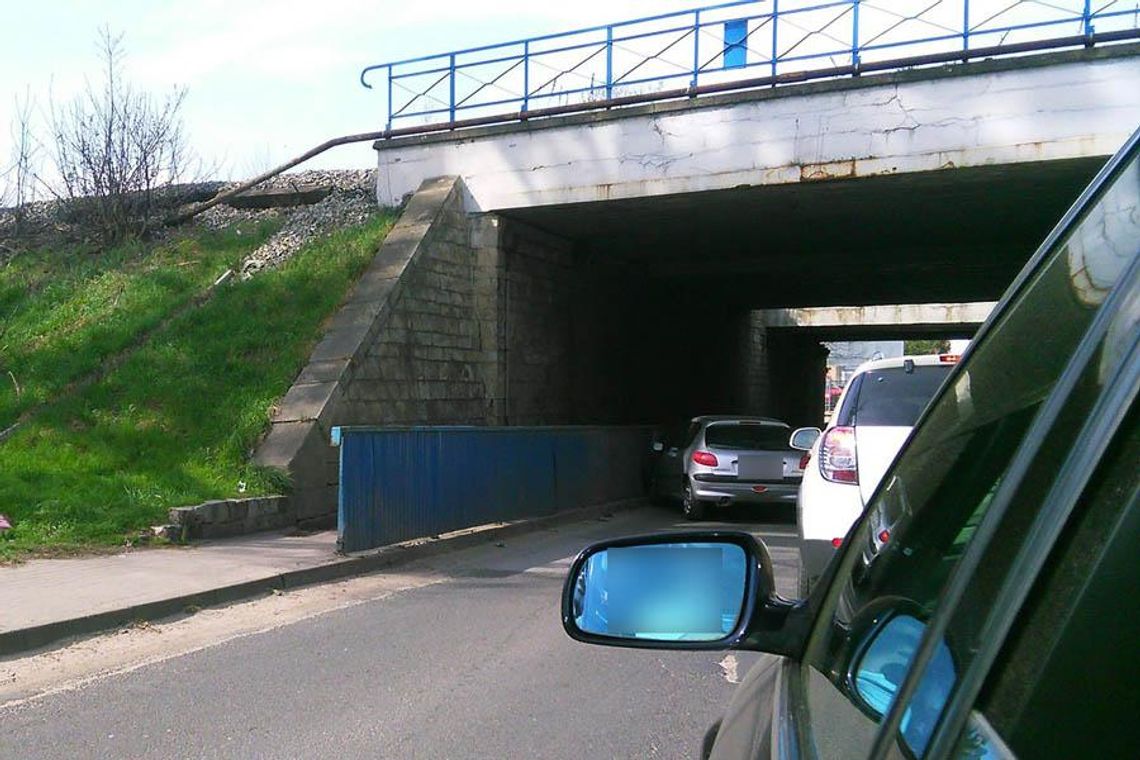 Samochód bez kierowcy uderzył w bariery pod wiaduktem