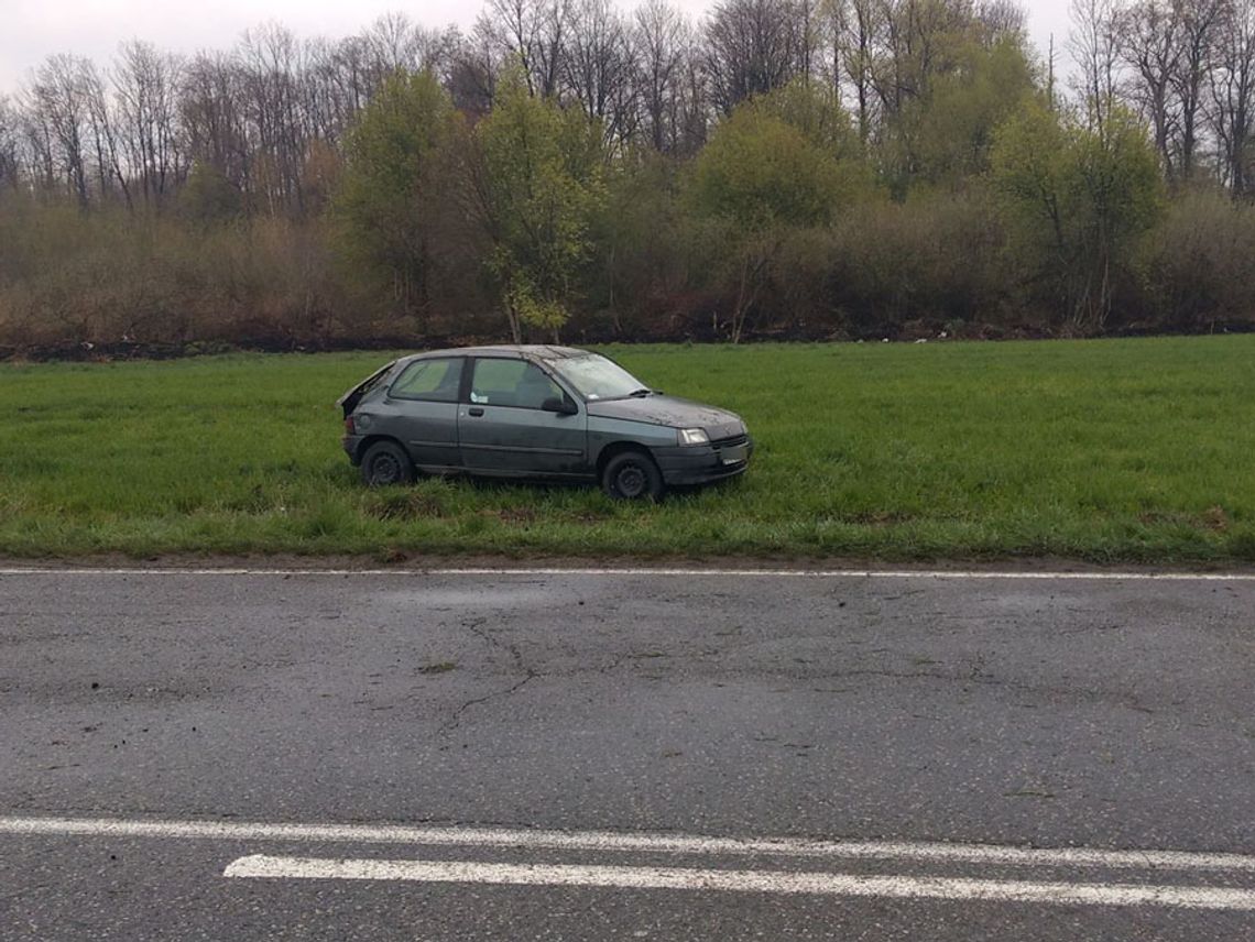 Samochód dachował na polu. Kobieta siedząca za kierownicą zabrana do szpitala