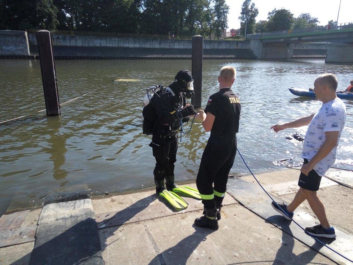 Samochód dostawczy wpadł do Odry. Akcja strażaków w Koźlu. ZDJĘCIA