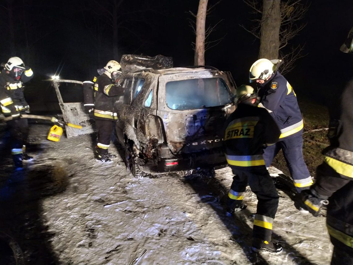 Samochód doszczętnie spłonął na drodze. Nasi strażacy na akcji u sąsiadów