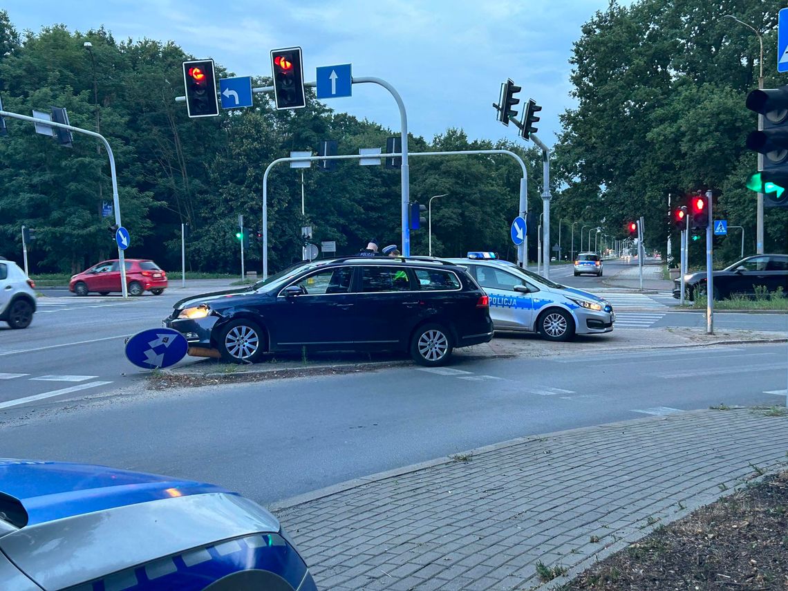 Samochód miał podmienione tablice rejestracyjne. Cały czas trwają poszukiwania kierowcy volkswagena, który uciekał przed policją