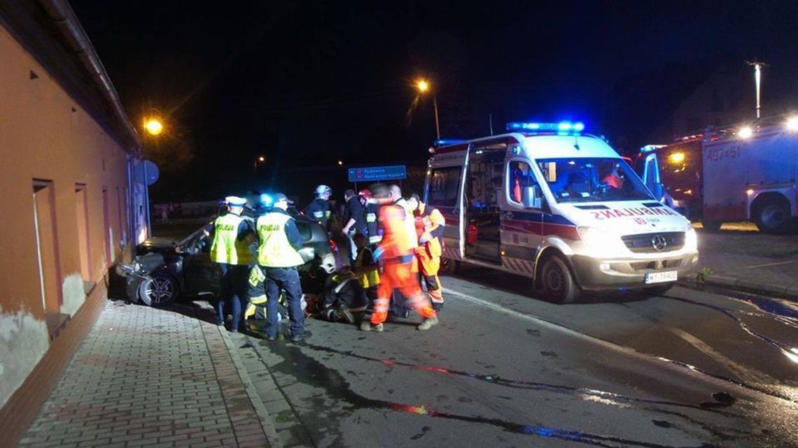 Samochód na kędzierzyńskich tablicach wjechał w budynek. Kierowca trafił do szpitala