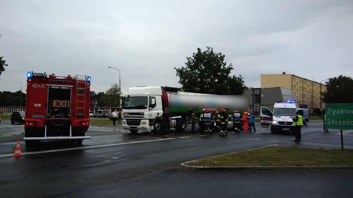 Samochód osobowy zderzył się z autocysterną. Wypadek obok komendy policji. ZDJĘCIA