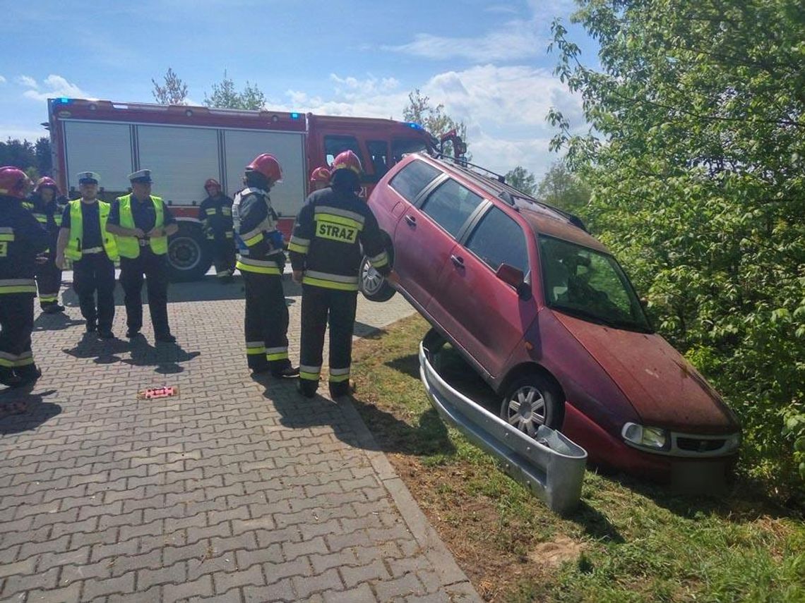 Samochód przebił się przez bariery na obwodnicy. Na miejscu policja i straż pożarna