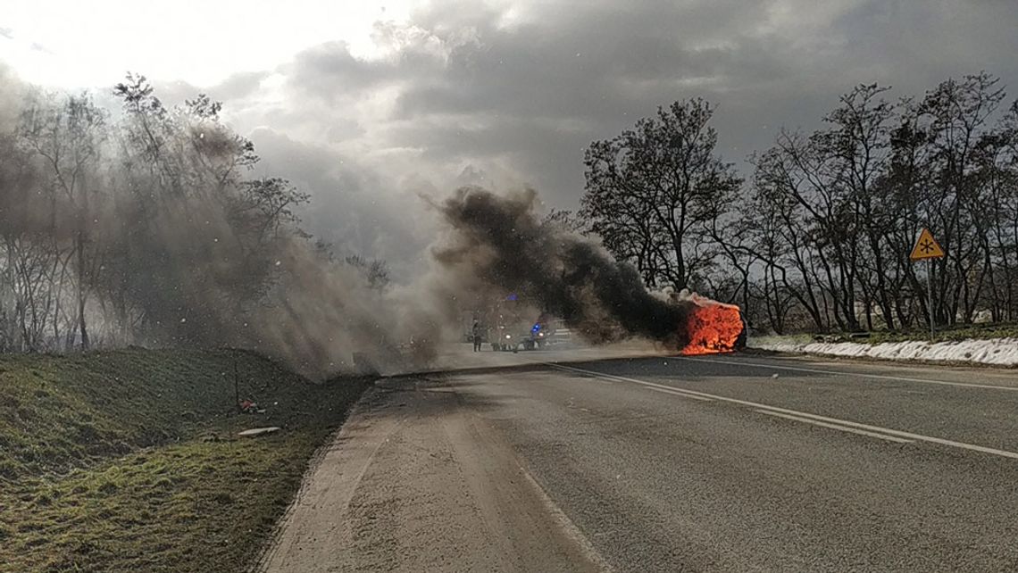 Samochód spłonął na drodze wojewódzkiej. Doszło do wypadku