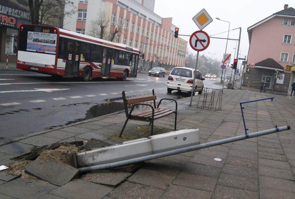 Samochód staranował parkomat w Śródmiesciu. Kierowca uciekł