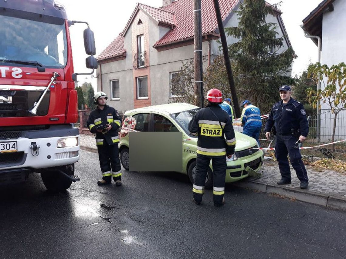 Samochód wjechał w słup energetyczny. Kolizja w Kłodnicy