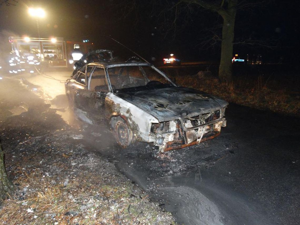 Samochód zaczął się palić podczas jazdy. Kierowca i pasażerowie zdążyli uciec