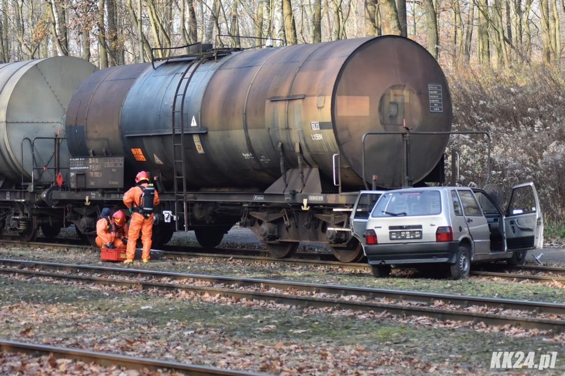 Samochód zderzył się z pociągiem transportującym niebezpieczne substancje. Strażacy ćwiczyli w Sławięcicach