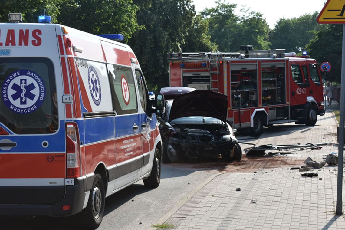 Samochód zjechał z ulicy i dachował na chodniku. W środku dziadkowie i trójka dzieci