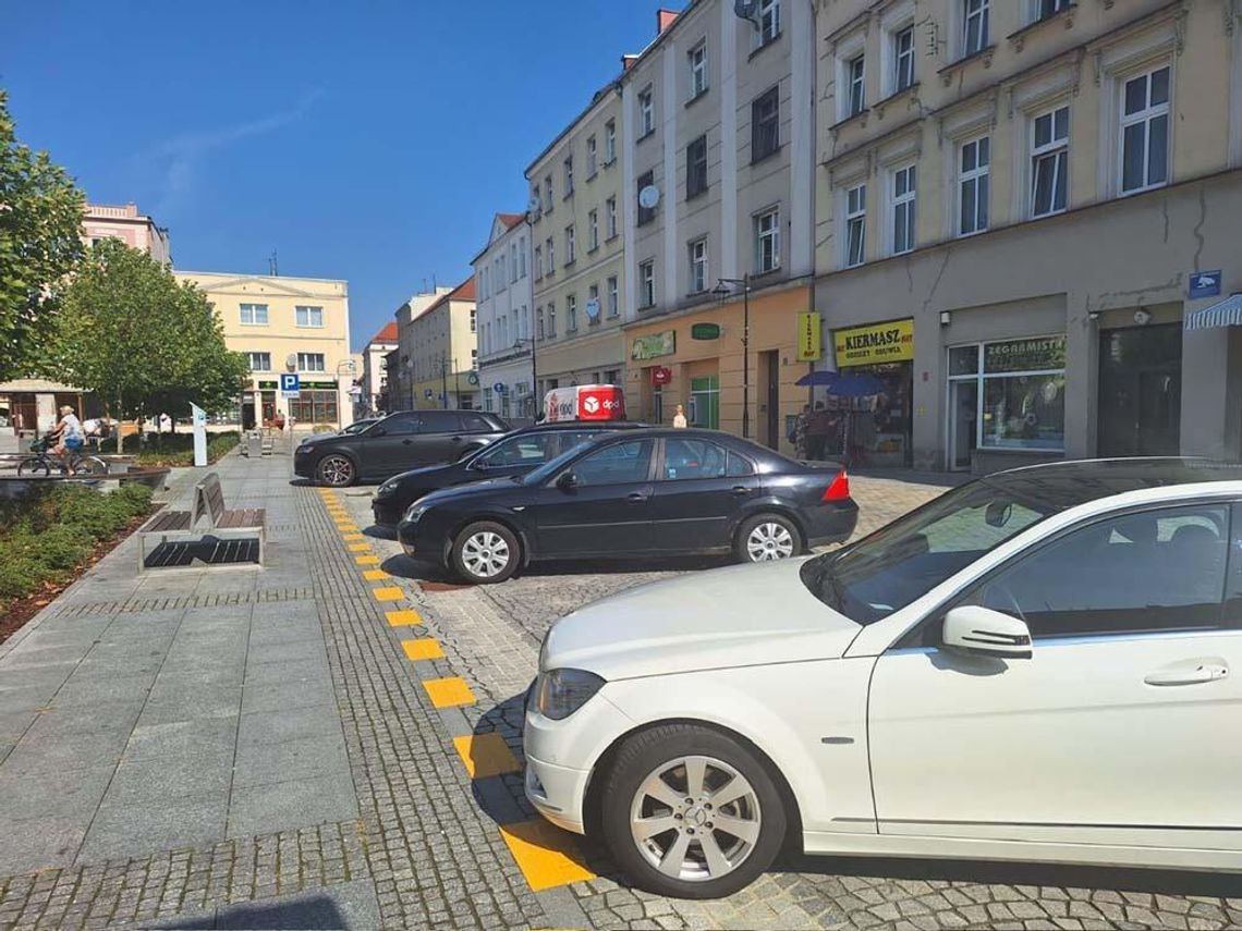 Samochody parkują już po obu stronach kozielskiego rynku. Wydzielono 20 miejsc i ustawiono parkometr