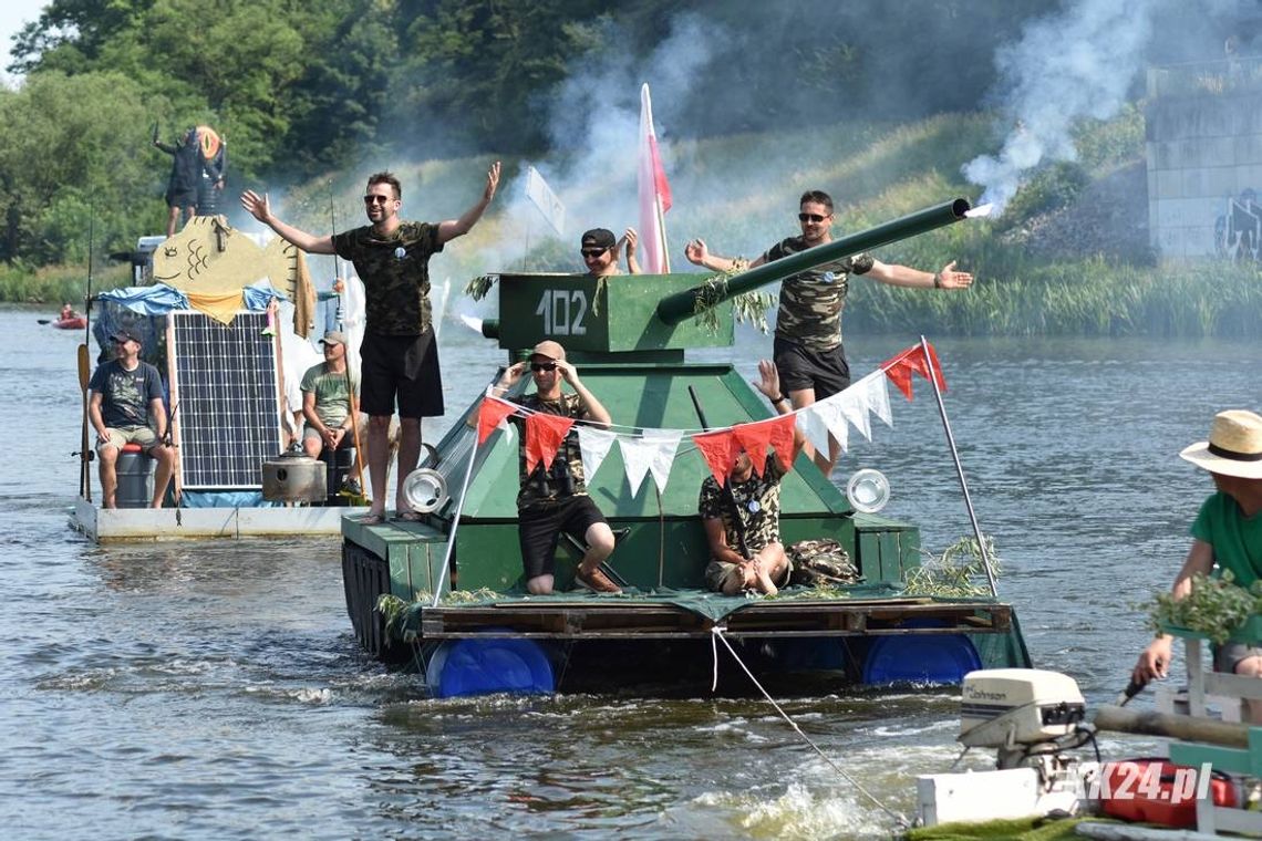 Samodzielnie zbudowali łodzie i popłynęli Odrą. Kolorowe pływadła już na kozielskiej Wyspie