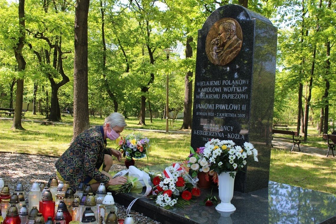 Samorządowcy z Kędzierzyna-Koźla oddali hołd Janowi Pawłowi II w setną rocznicę urodzin
