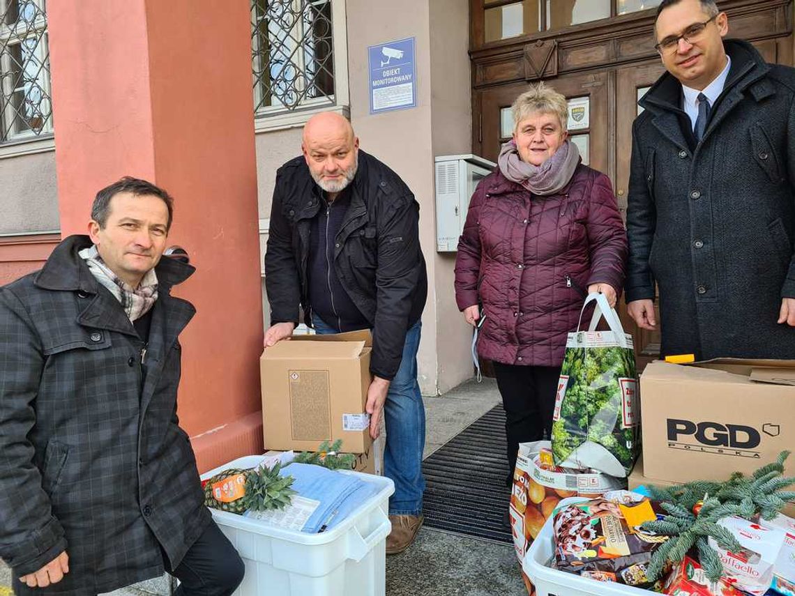 Samorządowcy z naszego powiatu przygotowali świąteczne paczki dla potrzebujących