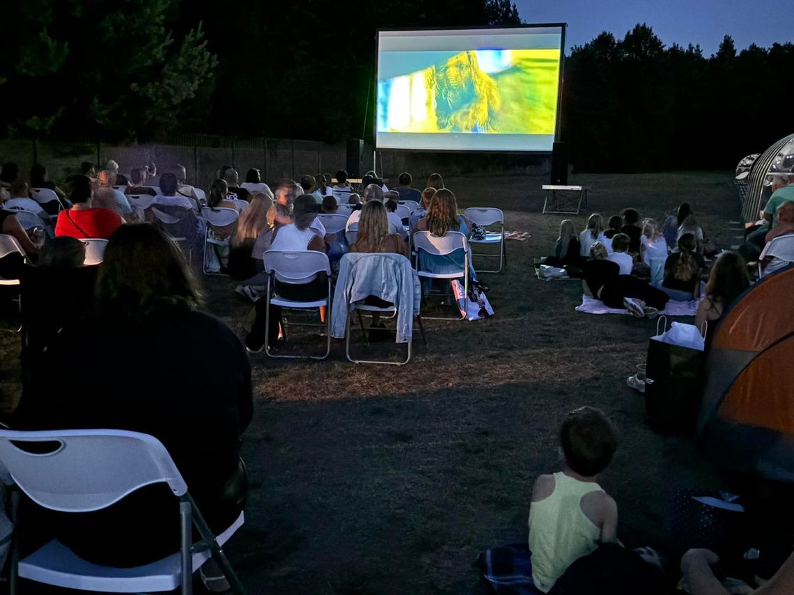 Seans pod gwiaździstym niebem. Kino plenerowe zagościło na stadionie w Cisowej