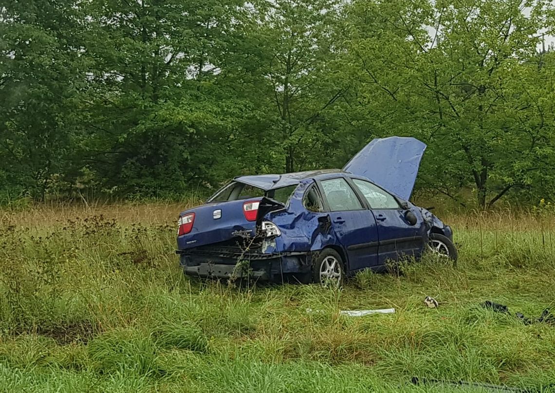 Seat wylądował w polu. Kierowca stracił panowanie nad pojazdem