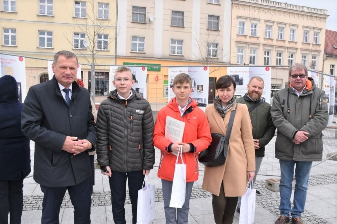 Senator Godyla zaprasza do poznania historii Senatu. Otwarto wystawę plenerową na Rynku