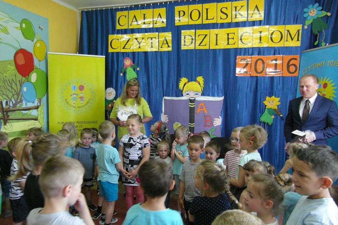 Senator i posłanka czytali bajki dzieciom z Publicznego Przedszkola nr 17