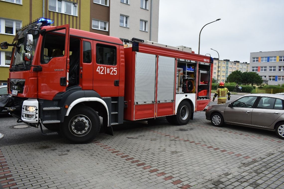 Senior nie reagował na pukanie do drzwi. Interwencja służb na osiedlu Piastów