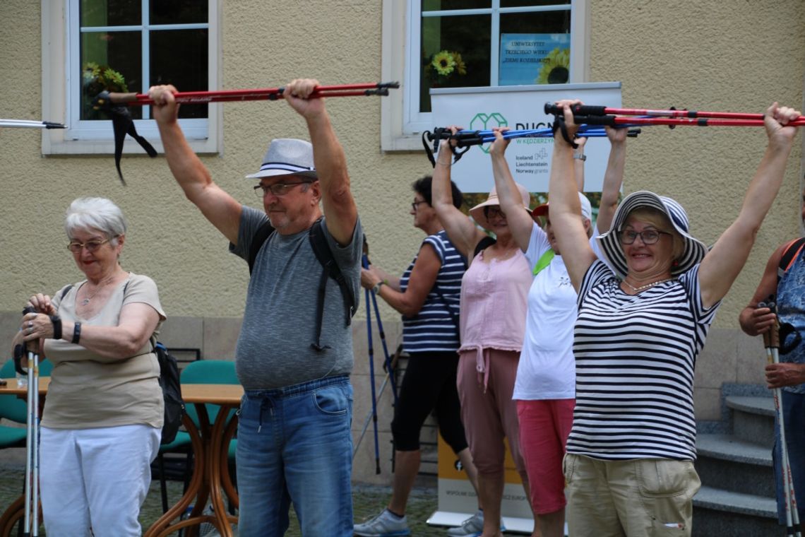 Seniorzy aktywnie spędzili dzień. Marsz i wspólne biesiadowanie na Dębowej [ZDJĘCIA]