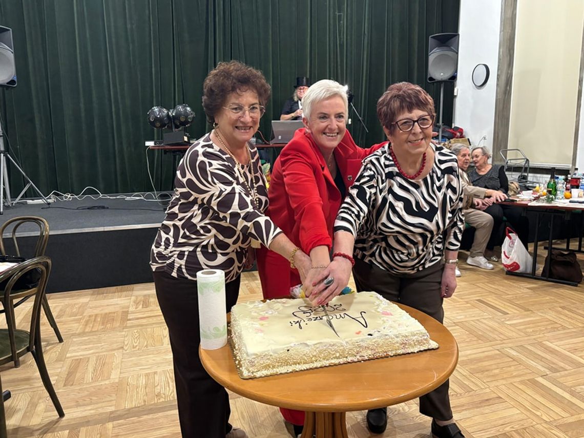 Seniorzy świętowali Andrzejki. Ponad 60 osób bawiło się na spotkaniu UTW