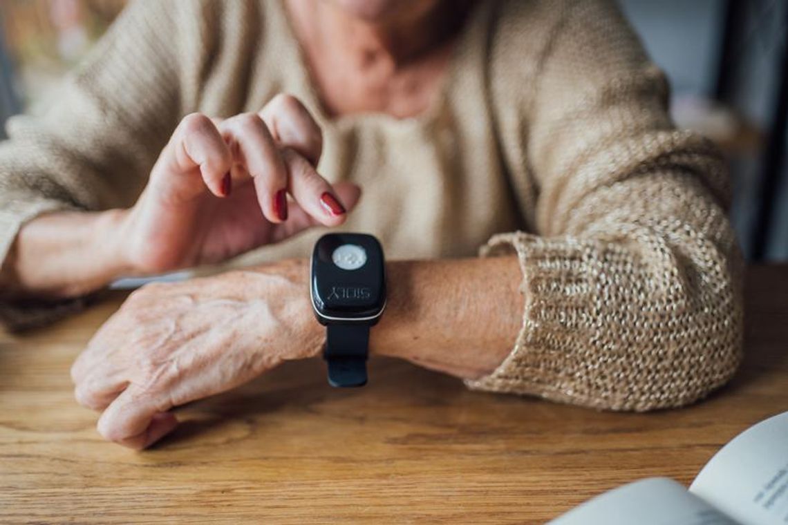 Seniorzy z Kędzierzyna-Koźla mogą otrzymać specjalne opaski bezpieczeństwa z przyciskiem SOS i czujnikami